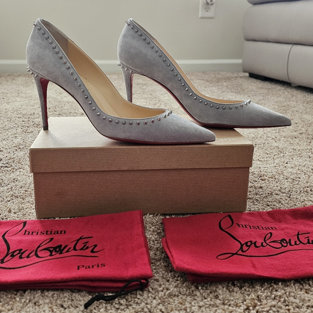 CHRISTIAN LOUBOUTIN Veau Velours Studded Anjalina 85 Pumps Light Grey US11